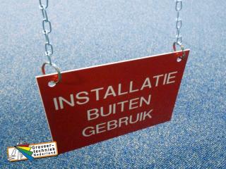 Resopal bordjes met ketting, bv installatie buiten gebruik